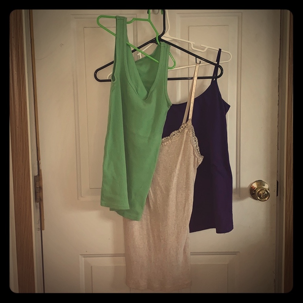 💚THREE Medium Women’s Tanks💚